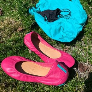 Fuchsia Tieks size 7 and Tieks travel bag